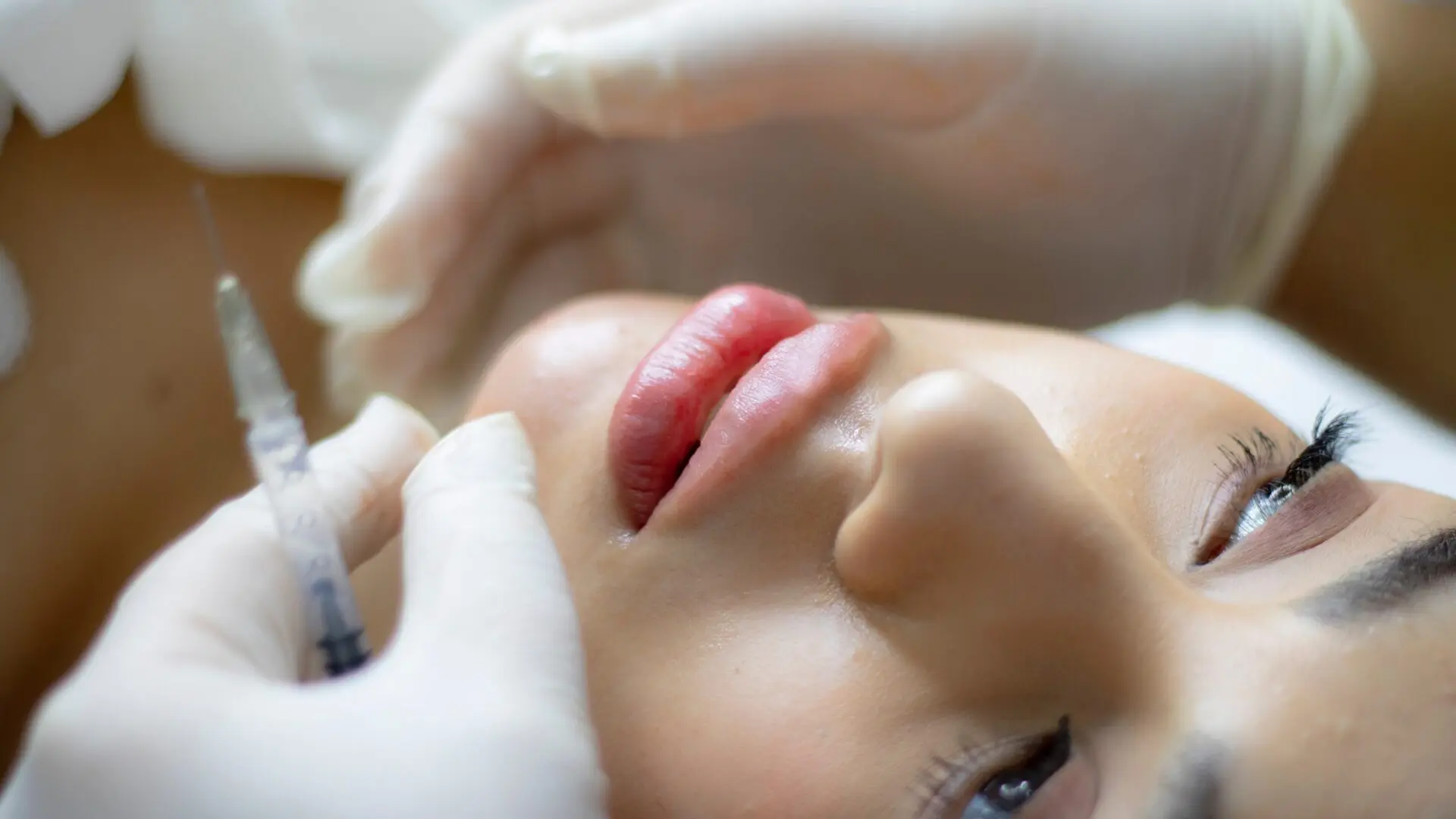 cosmetologist performs the chin lift procedure by injecting beauty injections